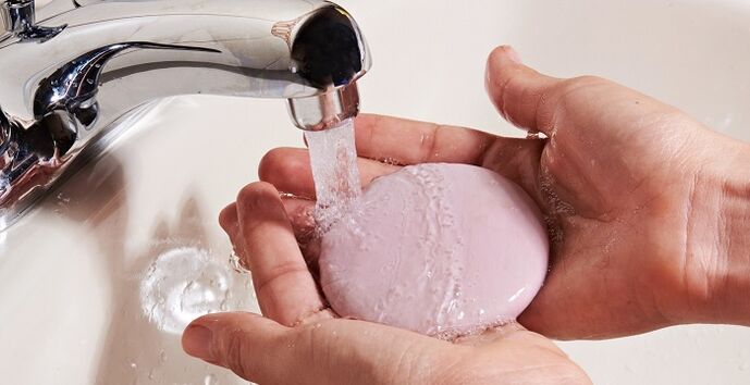 mycie rąk, aby zapobiec zarażeniu pasożytami