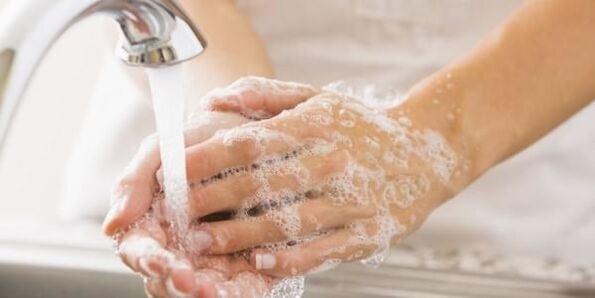 mycie rąk w celu zapobiegania pasożytom